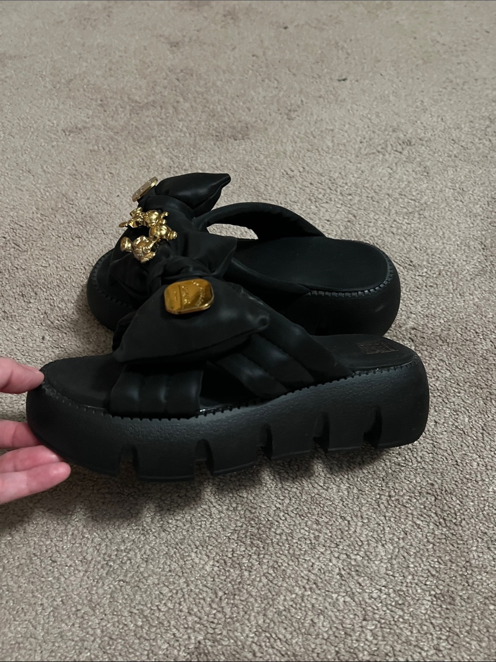 Slip on chunky squishy cloud foam Bear fashion sandals gold/black 6.5 women’s - Picture 3 of 8
